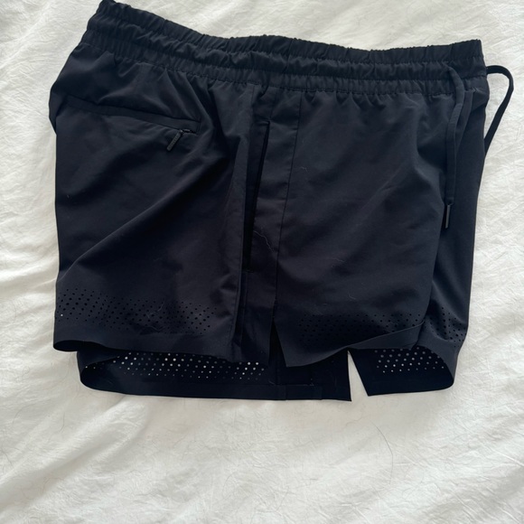 Athleta Baja Perforated Laser Cut Featherweight
Stretch Drawstring Shorts 4 - Picture 5 of 6